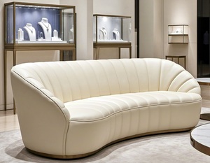 Canapé sectionnel incurvé moderne en cuir crème avec base dorée, haute qualité pour boutique de luxe - Product Image 4