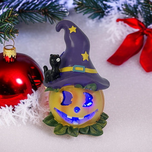 Figurine miniature en résine de citrouille avec chapeau de sorcière et chat, décoration d'Halloween pour intérieur, ornement lumineux à piles - Product Image 1