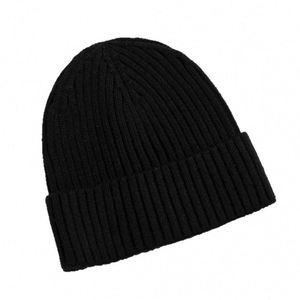 Gorro de punto versátil y moderno para hombre, de otoño-invierno, nuevo, con letras de alfabeto, cálido, de felpa, tipo beanie, con característica de tela común en stock. - Product Image 1