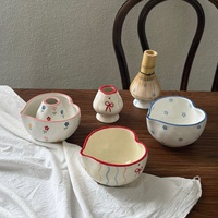 Bol à matcha en céramique façonné à la main en forme de cœur avec support pour fouet à thé, accessoires personnalisés, chawan en céramique peint à la main
