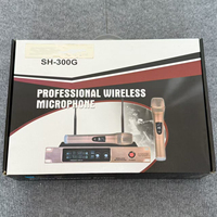 Sistem Mikrofon Dinamis Kardioid Nirkabel Profesional XLR UHF Dual Channel Genggam Peredam Kebisingan Lampu LED Logam