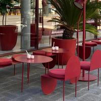 Ensemble table et chaises d'extérieur en fer rouge semi-circulaire, style moderne et minimaliste, pour café, boulangerie et stand de thé au lait