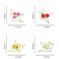 Broche en émail dur en métal de zinc, motif grue de papier et fleur, broche de dessin animé oiseau, petit cadeau pour activités, décorations vestimentaires