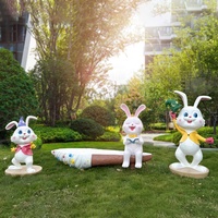 Sculpture fantaisiste de lapin et de carotte en fibre de verre peinte à la main pour usage extérieur/intérieur - Design animal moderne pour la décoration de jardins et de temples