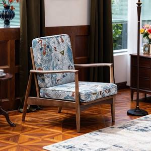 Fauteuil simple en bois massif de style français avec tissu imprimé pour salon - Product Image 3