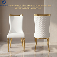 Chaise de salle à manger de luxe pour mariage, dossier matelassé en velours blanc, sommet en forme de couronne dorée, pieds en acier inoxydable miroir, banquet, hôtel, villa, usine OEM