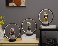 Nouvel arrivage de lampe de nuit moderne Décoration de table pour chambre à coucher Statue d'astronaute Veilleuse pour chambre à coucher et bureau