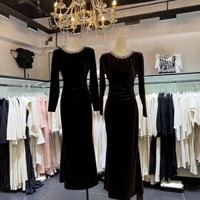 Robe de Soirée Luxe Léger Hiver 2026, Nouvelle Robe Femme en Velours Haut de Gamme, Coupe Ajustée et Dos Nu