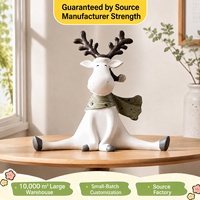 Figurine de cerf contemporaine en résine blanche, en pose décontractée, avec bois de cerf foncés et écharpe claire, pour décoration de table de salon, vente en gros