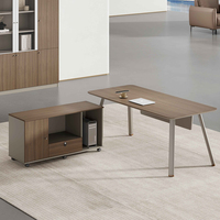 Bureau de direction moderne en forme de L, design modulaire, construction en panneaux de bois, finition artisanale, deux armoires latérales pour espace de travail