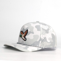 Casquette personnalisée 5 panneaux en nylon imperméable et respirant avec découpe laser et patch en cuir