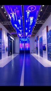 شاشة LED ملونة بتصميم مخصص وإبداعي P2 فائقة النحافة قابلة للدمج بدون فواصل للاستخدام الداخلي/الخارجي في ردهات الفنادق واللافتات الرقمية الفنية - Product Image 4