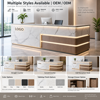 Comptoir de réception pour salon de beauté, design incurvé, bois et blanc, avec éclairage LED décoratif, logo personnalisé, taille sur mesure