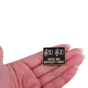 เข็มกลัดโน้ตดนตรีสี่เหลี่ยมชุบทองมีคำที่เป็นบวกหรูหราสลักเป็นแผ่นป้ายเคลือบ - Product Image 4