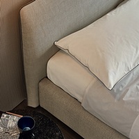 Lit capitonné italien de luxe moderne avec tête de lit et rangement, cadre plateforme bas profilé en bois de manguier, taille King/Queen
