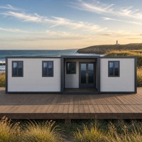 Maison conteneur pliable extensible gris clair avec porche encastré et portes à double vitrage pour le glamping côtier