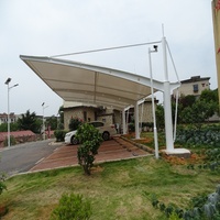 Structure de carport moderne en membrane tendue PVC/PTFE avec fonction ignifuge pour utilisation en extérieur comme abri de stationnement, garage et entrepôt