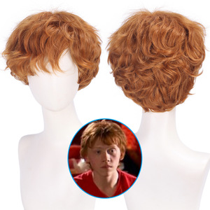 ชายหนุ่มหล่อและมีเสน่ห์ผมหยิกสั้นแสดงบทบาทคนต่างชาติ RON บนเวที - Product Image 1