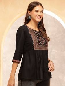 Top de mujer estampado con motivos étnicos - Product Image 4