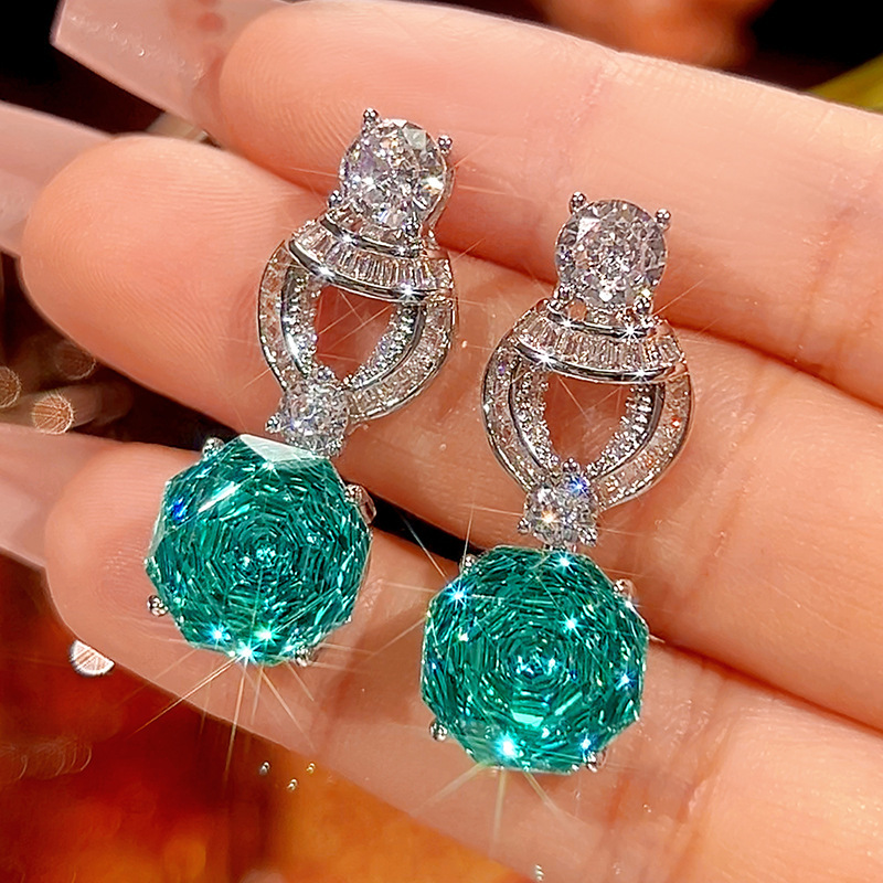 Para green ear studs