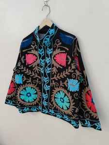 Chaqueta Suzani Negra de Algodón con Bordado Floral Colorido, Abrigo Boho, Chaqueta Bordada Suzani Hecha a Mano, Abrigo Floral Boho Negro - Product Image 6