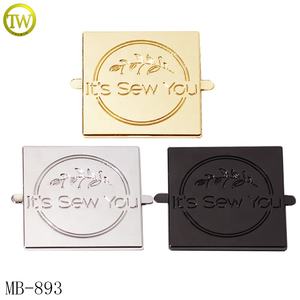 Logo de sac à main en cuir personnalisé Étiquettes métalliques carrées en alliage de <span class=keywords><strong>zinc</strong></span> Plaque d'identification émaillée en métal couleur argent pour porte-monnaie Réduction tarifaire - Product Image 4