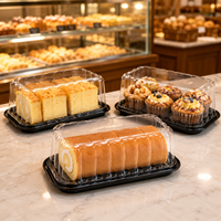 Boîte à gâteau rectangulaire jetable en plastique avec couvercle transparent en forme de dôme et base noire pour l'emballage de pâtisserie