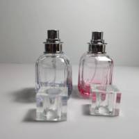 Flacon de parfum élégant mini portable en verre, forme carrée avec impression sérigraphique et marquage à chaud, design tendance, pulvérisateur à pompe scellé