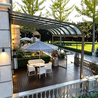 Auvent de terrasse moderne en polycarbonate courbé avec structure en aluminium, résistant aux intempéries, protection solaire et abri contre la pluie pour balcon