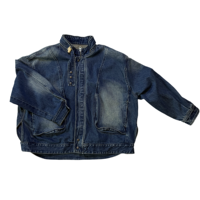 Veste en jean déstructurée pour homme, style streetwear et workwear décontracté, délavage stone wash, effet whiskering, détails boutonnés, fente latérale, service personnalisé