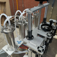 Machine de remplissage de parfum semi-automatique à quatre buses en acier inoxydable avec agitateur, capacité 10-250 ml, technologie sous vide, haute précision