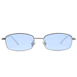 Nuovi Occhiali da Sole con Montatura Quadrata in Metallo, Design alla Moda in Oro e Grigio - Product Image 1