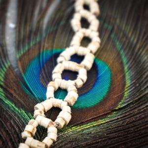 Collar de Cuentas de Madera de Tulsi Natural Hecho a Mano, Color Beige, Redondo, para Meditación Espiritual, Oración y Devoción - Product Image 4