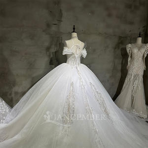 Robe de mariée princesse moderne blanche avec traîne chapelle Wx103 - Product Image 5