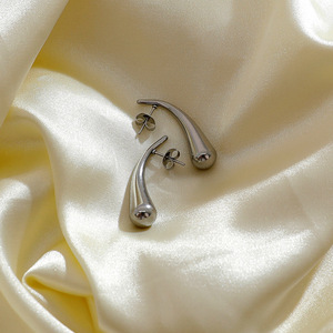 ต่างหูแบบติดหูทรงหยดน้ำชุบทอง 18K สไตล์ยุโรปอเมริกัน ดีไซน์เรขาคณิตไม่สมมาตรทันสมัย ผลิตจากโลหะผสมสังกะสี - Product Image 3