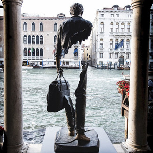 K558 escultura de viajero de hombre hueco fundición de latón abstracto para paisajes al aire libre ciudad plazas jardines arte público figura estatua - Product Image 4