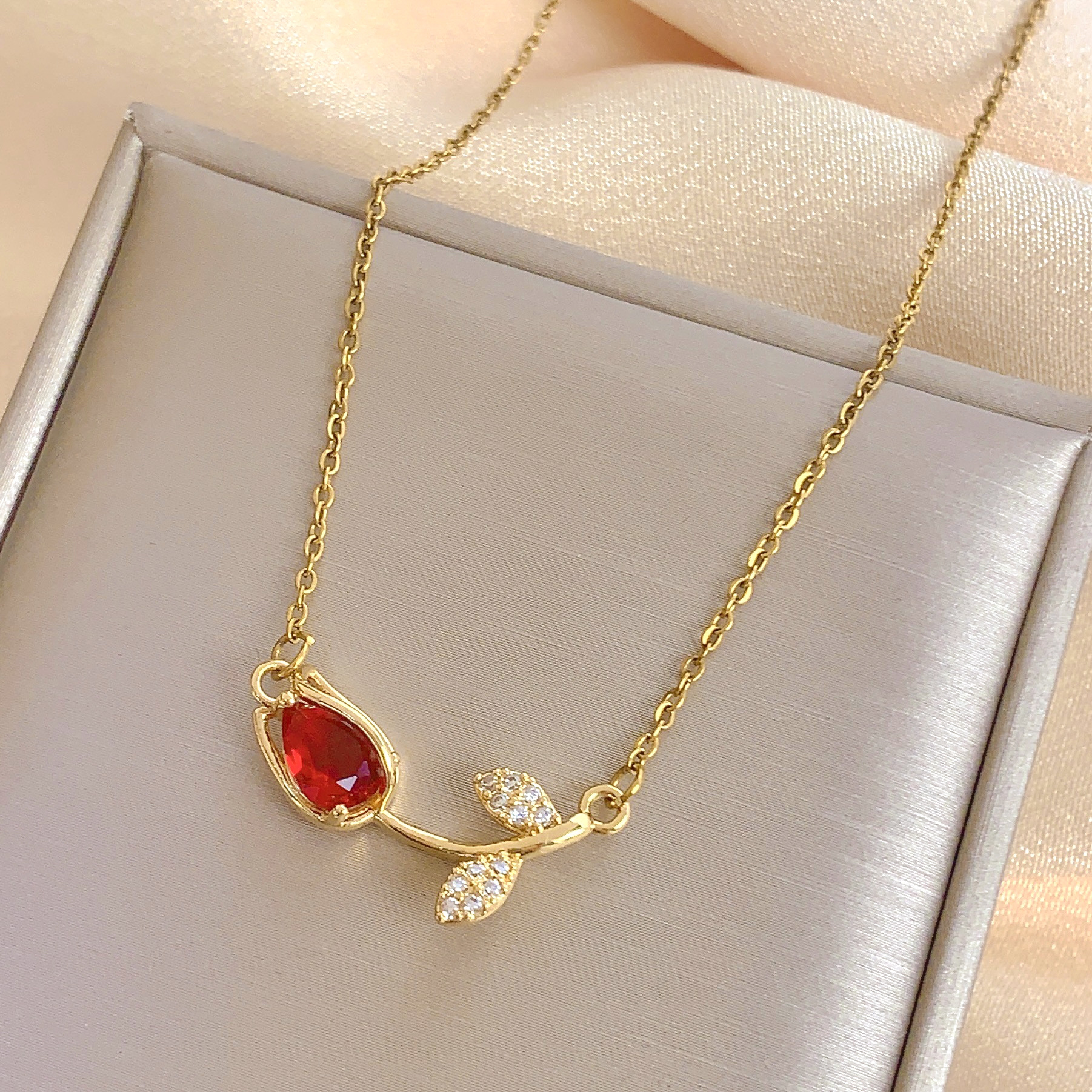 Red tulip necklace