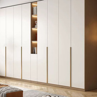 Armoire sur mesure avec tiroirs et portes coulissantes pour chambre à coucher ou dressing