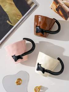 Tasse à petit-déjeuner créative et mignonne, tasse en céramique personnalisée et simple avec un chat noir comme souvenir, tasse à boire mignonne et amusante - Product Image 1