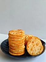 Gâteau de riz croustillant aux saveurs de tomate saines, collations à base de céréales, biscuits cuits au four, craquelins de riz