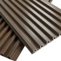 Panneaux muraux rainurés en PVC/WPC de qualité, modernes et imperméables pour la décoration de salle de bain, salon, escalier, salle de sport