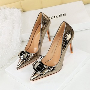 Chaussures pour femmes en cuir verni, bout pointu, talon aiguille, nœud métallique, talons de 10 cm - Product Image 1