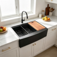 Évier simple Nano Black 304 de style ferme, incurvé, avec planche à découper et grille de protection en acier inoxydable.