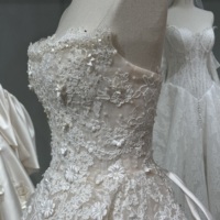 Robe de mariée coupe princesse en dentelle florale 3D, taille basque, traîne cathédrale, ivoire, 2026, perlée, sur mesure, vente en gros