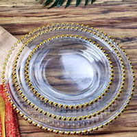 Assiette de décoration moderne de luxe pour mariage, fête ou événement, en plastique transparent perlé avec bord doré, réutilisable et écologique, 13 pouces