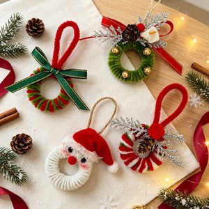 Ornamen Karangan Bunga Mini Natal Gaya Santa yang Lucu, Dekorasi Gantung dengan Pita dan Buah Pinus untuk Pohon Natal, Gagang Pintu, Hadiah - Product Image 1