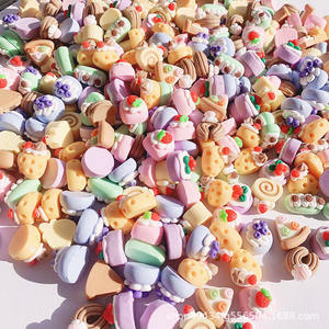 مبيع بالجملة مشابك شعر مصنوعة يدويًا من الراتينج وصديقًا على شكل كعكة وملحقات ثلاثية الأبعاد على شكل كعكة - Product Image 3