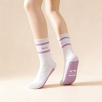 Chaussettes de yoga populaires pour femmes, blanches, brodées, en forme de cœur, professionnelles, antidérapantes, pour le fitness, le Pilates, le sport, avec logo et grip