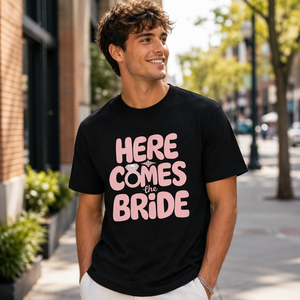T-Shirt 100% Cotone per Addio al Nubilato, Uomo Donna, Stampa Grafica 'Ecco che Arriva la Sposa', Maglietta Personalizzata per Festa di Matrimonio a Maniche Corte - Product Image 2