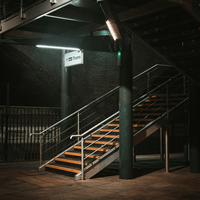 Escalier flottant Prima de qualité supérieure pour appartement, avec montants métalliques résistants à l'usure